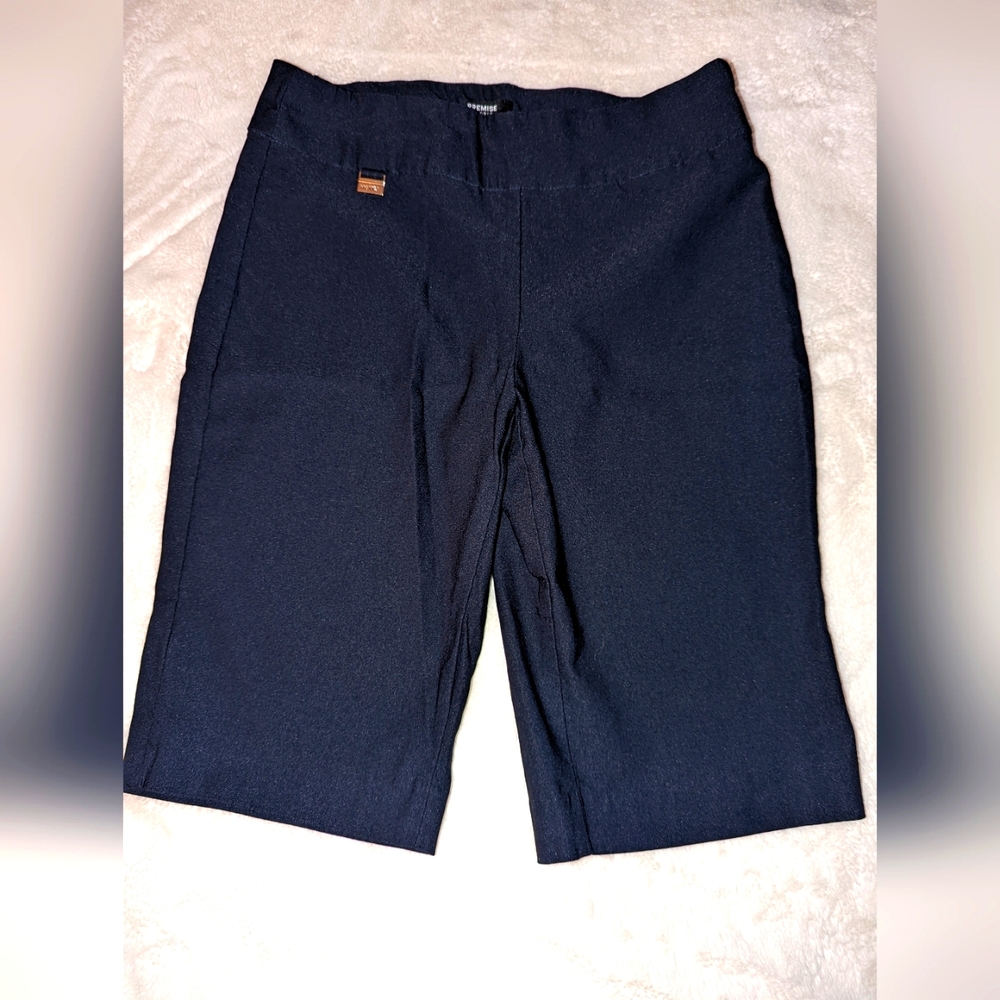 Black cotton Bermuda shorts . Premise studios size m .. elastic waist